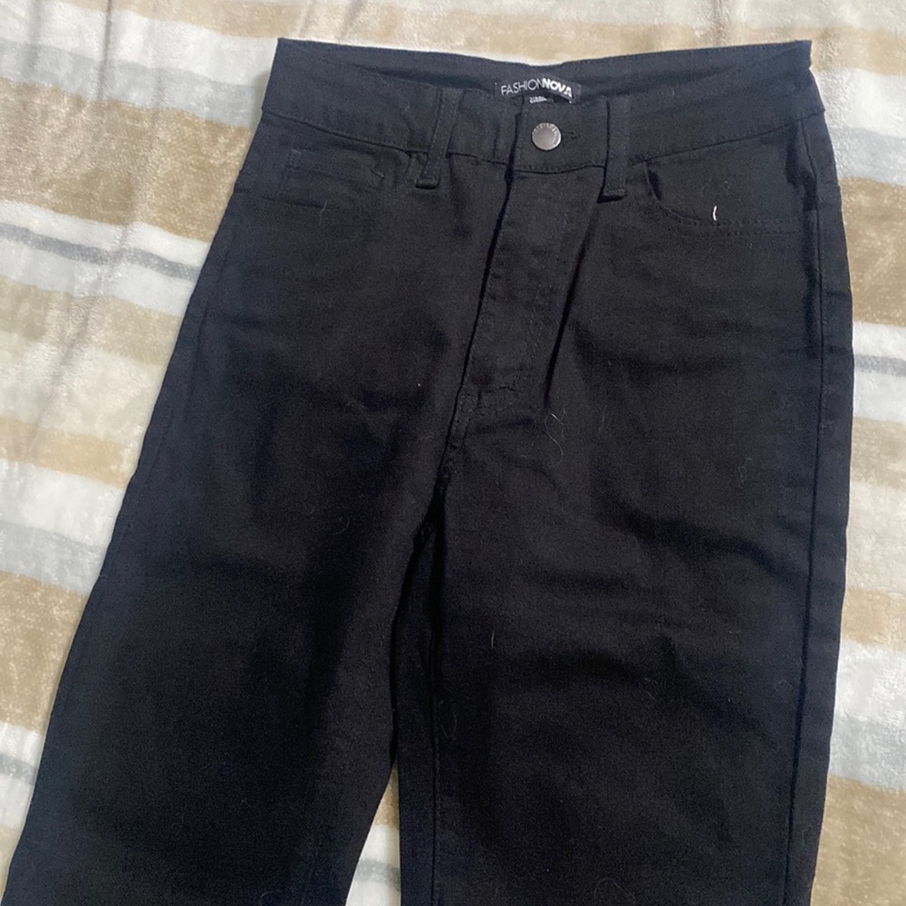 Color black